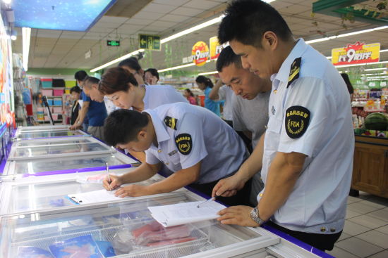 菏泽食药监局对大型购物广场进行食品销售环节检查_新浪山东菏泽菏泽新闻_新浪山东菏泽