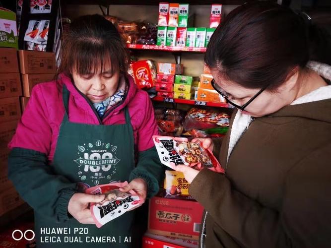 小寨路所加班严查美瞳及五毛食品销售,有力净化营商环境